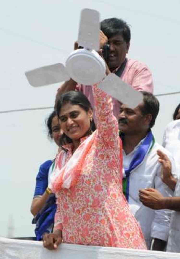 Sharmila slams KCR for spending public money for Maharashtra visit