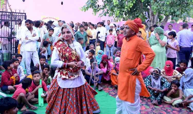 गीतों के माध्यम से ग्रामीणों को योजनाओं की दी जा रही है जानकारीः उपायुक्त अजय कुमार