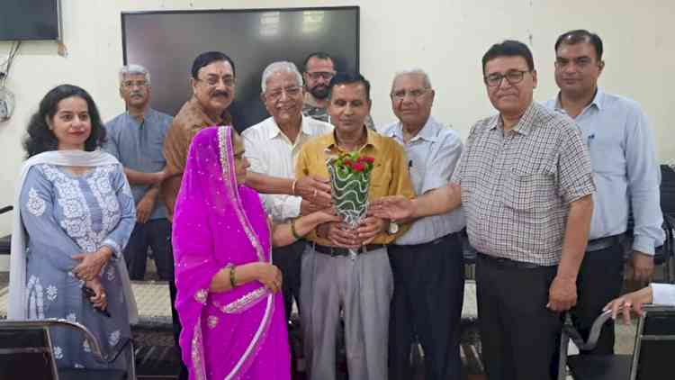 राम नाथ पांडे की सेवानिवृत्ति पर हिंदू कॉलेज में विदाई समारोह आयोजित