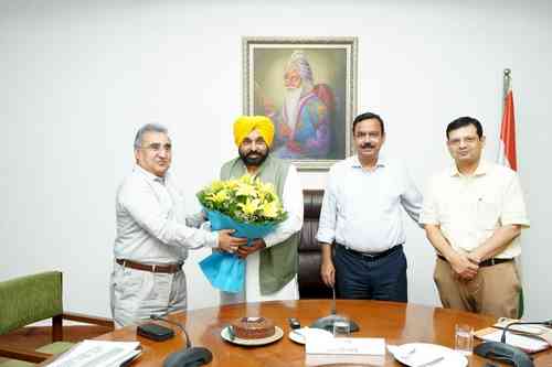 Punjab CM hosts farewell for retiring Chief Secretary Janjua