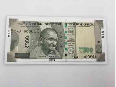 UP cop faces probe after family takes selfie with currency notes