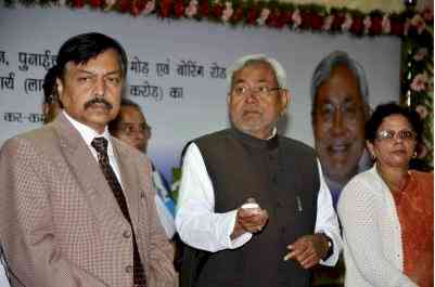 Nitish calls legislators meet, sparks off speculations