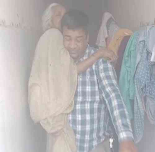 Delhi Police rescues elderly couple after building catches fire