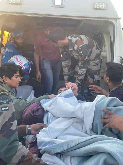 IAF rescues stranded mountaineers in Kashmir