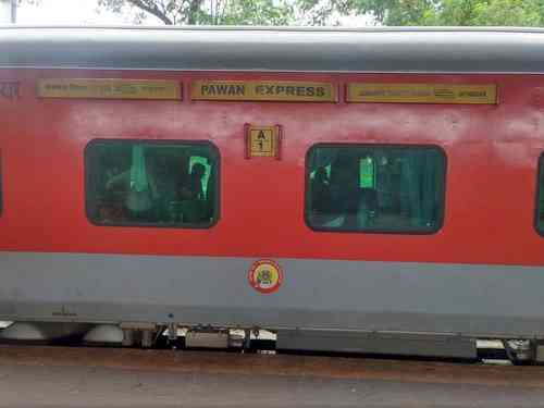 Pawan express runs for 10 km with broken wheel in Bihar