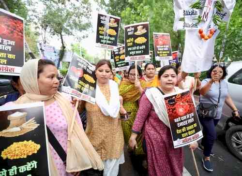 Mahila Congress stage protest outside BJP office over soaring prices
