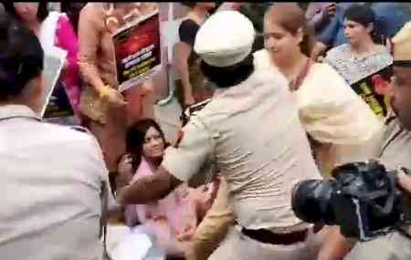 DCW to issue notice to Delhi police over manhandling of women Congress workers