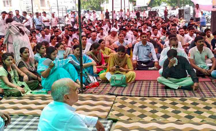 वेतनमान रिवाइज करने की मांग को लेकर लिपिकों का धरना दूसरे दिन भी जारी रहा