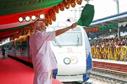 Gorakhpur-Lucknow Vande Bharat train commences its first journey