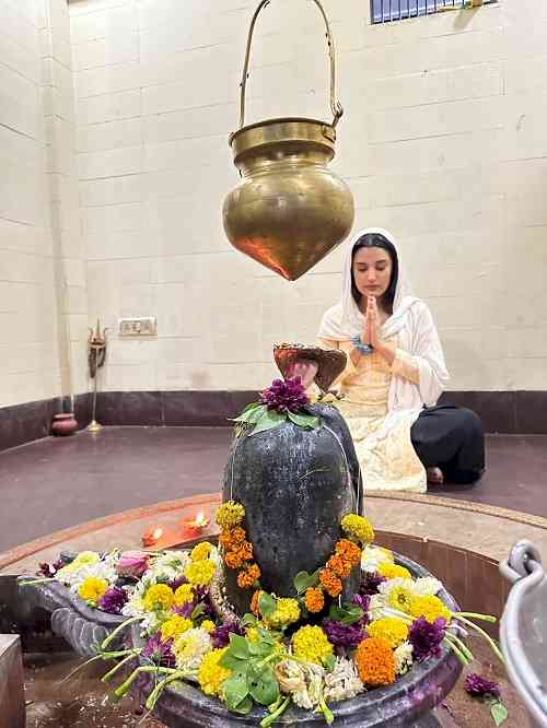 Ayushi Khurana took a break from her busy schedule of her show ‘Ajooni’ to immerse herself in the divine ambience of the Shiv temple