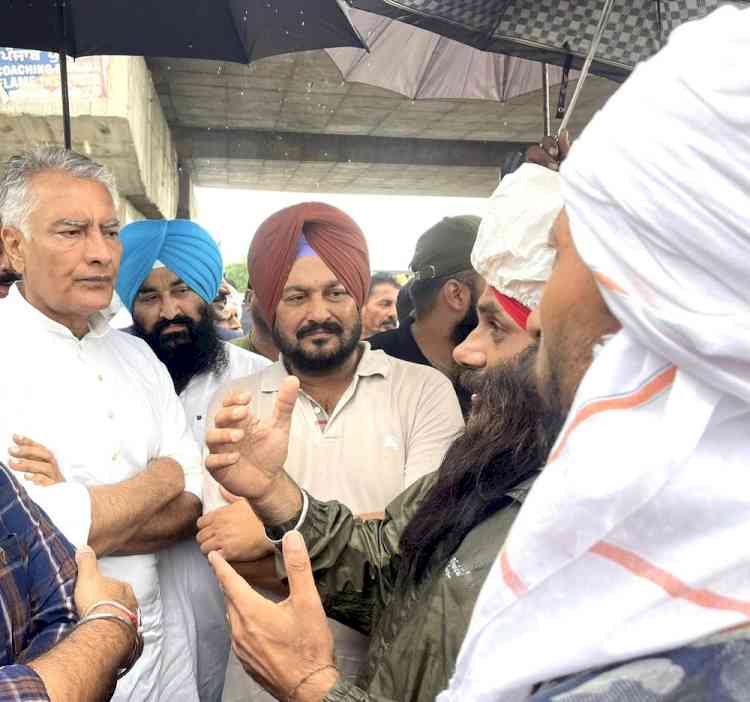 BJP Punjab Chief in action; Visits flood affected areas in Kharar and takes on spot assessment  