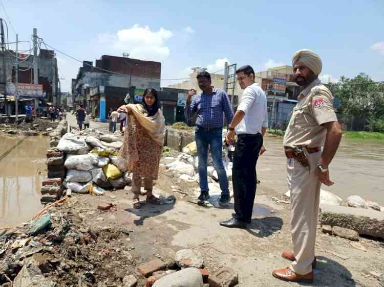 Breach in Buddha nullah: Quick response by MC during night hours controlled the situation immediately