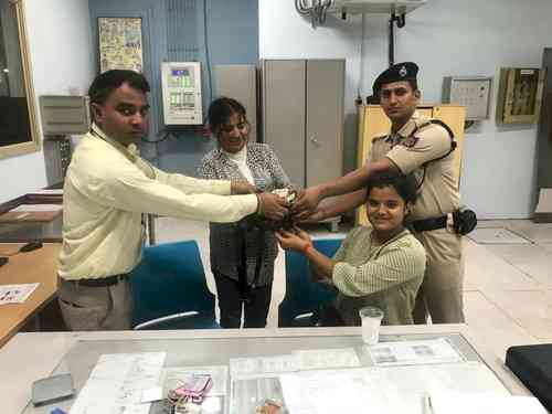 CISF helps 2 Myanmarese women to get back their bag containing Rs 1,59,000