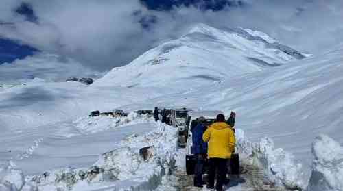 Operation to dig through snow to evacuate 300 stranded tourists in rain-battered Himachal