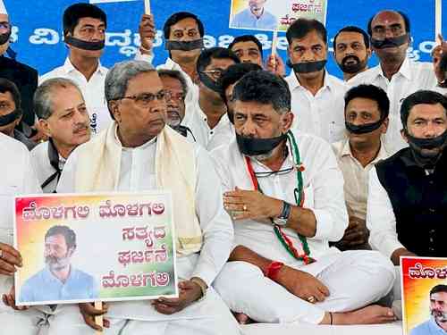 K'taka Cong on silent protest in B’luru against BJP's 'conspiracy' to end Rahul's career