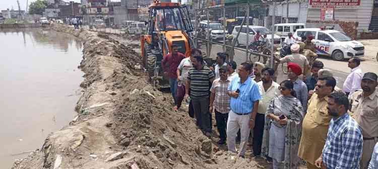 MLAs, MC Commissioner took stock of situation as water level in buddha nullah increases; residents appreciate efforts being put in by MC to tackle the situation 