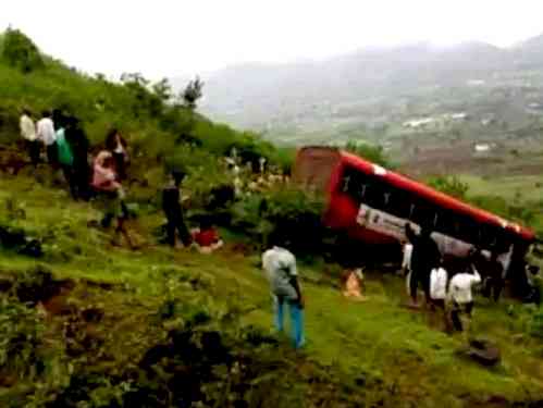 1 feared dead, 10 injured as bus tumbles into gorge in Maha