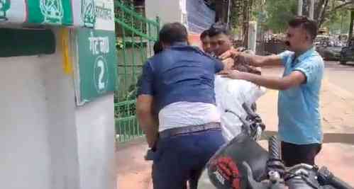 Two security guards of Bihar minister trade blows outside RJD office