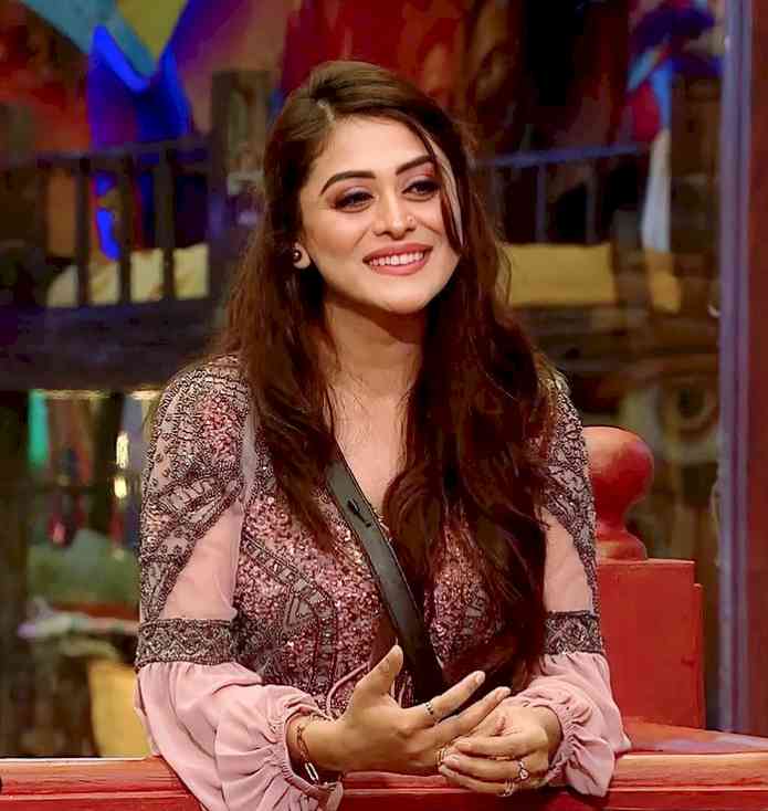 Falaq Naaz shimmers and shines in Eli Bitton baby pink chiffon gown with slits in Big Boss OTT season 2