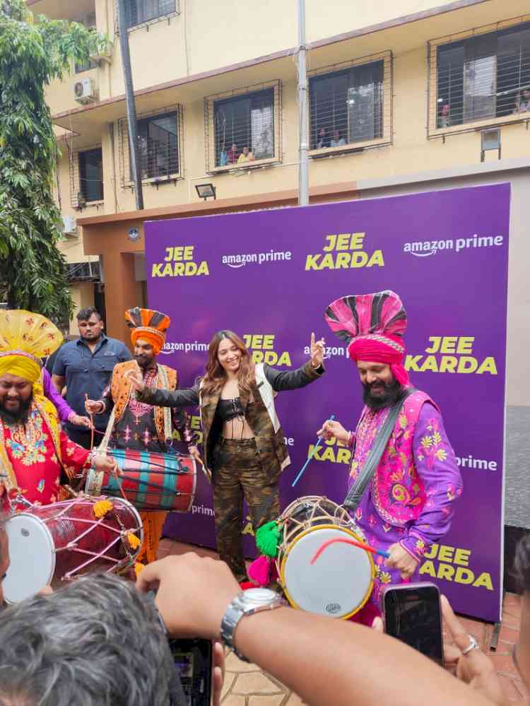 Fans celebrate Jee Karda’s launch with Tamannaah Bhatia at her college in Mumbai 