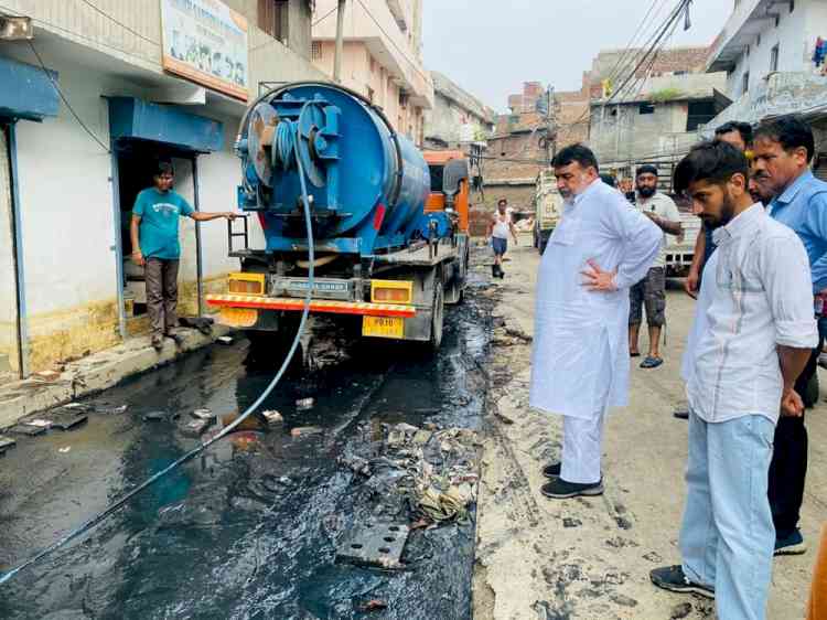  Soon after buddha nullah level recedes, MC pumps out accumulated water from low lying areas over a night