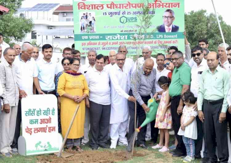 दस हज़ार पौधे लगाने के लक्ष्य के साथ समाजसेवी राजेश जैन ने शुरू किया पौधारोपण अभियान