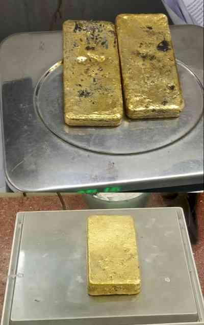 Assam Police seize gold  smuggled from B'desh valued at Rs 34L