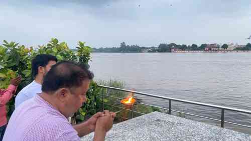 Taj city: Yamuna in spate, delights people  