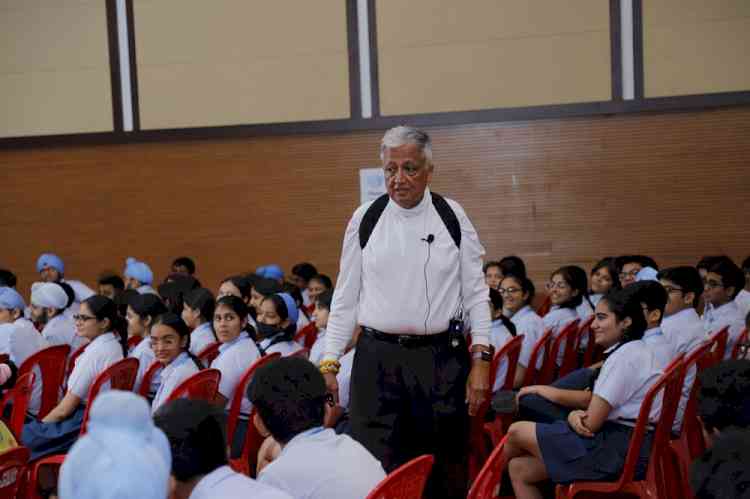Dr. Deepak Vohra motivates Students of Sat Paul Mittal School