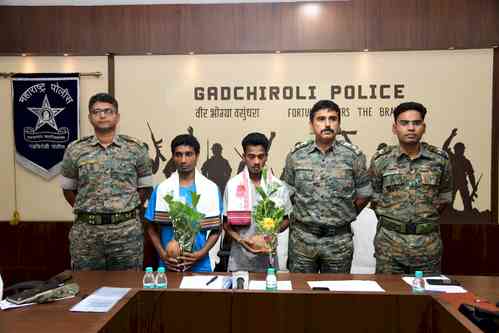 2 dreaded Maoists carrying Rs 8 lakh bounty surrender in Maharashtra