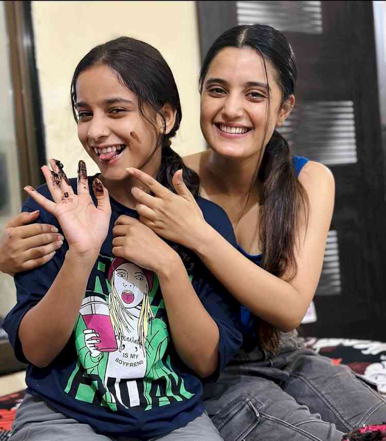 Ayushi Khurana from Star Bharat’s ‘Ajooni’ gave a surprise visit to her hometown to Reunite with her Family