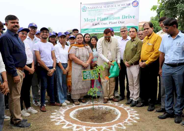 पेड़ पौधे जीवन के लिए वरदान हैः कुलपति प्रो. नरसी राम बिश्नोई