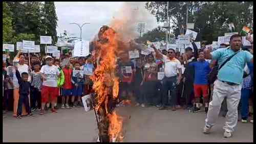 Manipuri activists burn effigies of Mizoram Chief Minister in Imphal
