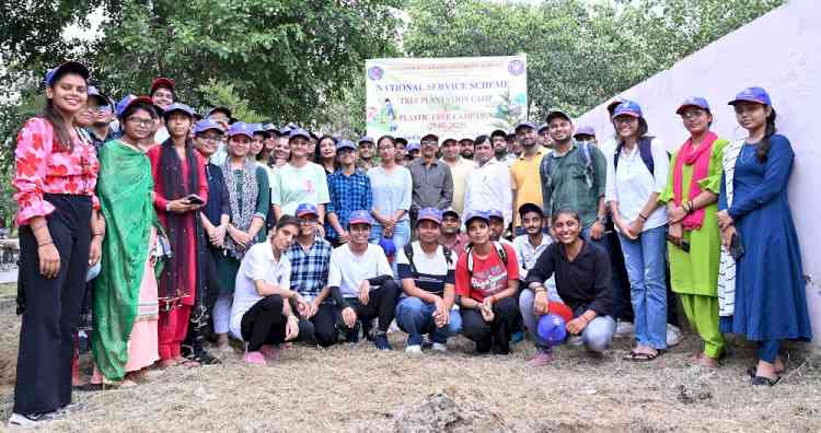 एनएसएस स्वयंसेवकों ने एमडीयू में चलाया पौधारोपण तथा प्लास्टिक फ्री अभियान