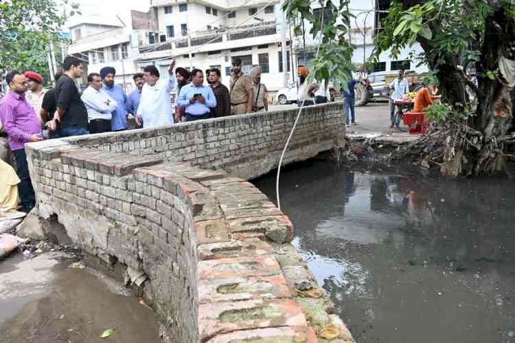  MLA Prashar, IIT Roorkee experts and MC officials deliberate upon steps to be taken to avoid waterlogging in Dhokka Mohalla 