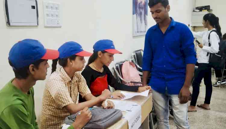 हिन्दू कालेज में ओपन काउंसलिंग में एनएसएस स्वयंसेवकों ने लगाया हेल्प डेस्क
