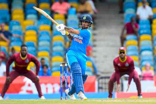 2nd ODI: Play resumes after 30-minute rain break as India slump to 113/5 v West Indies