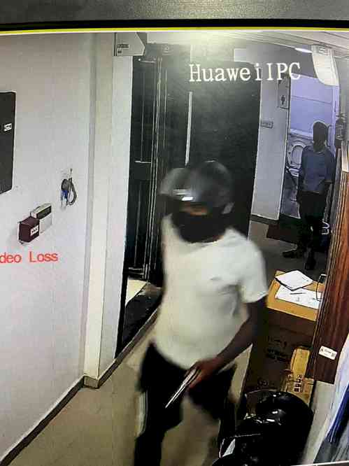 Rs 1 crore robbed from Axis bank in Bihar at gunpoint