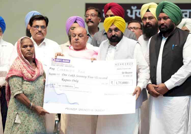 CM hands over cheques of financial assistance worth Rs 101 crore to 25,000 eligible beneficiaries for construction of houses
