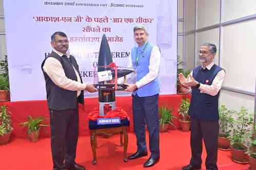 BDL hands over first RF Seeker of 'Akash' to DRDO