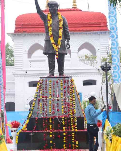 CM Chouhan unveils Madhavrao Scindia’s statue amid protests by local organisations