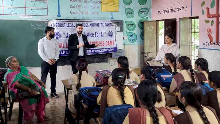 गांव सुंदरपुर में कानूनी जागरूकता शिविर आयोजित