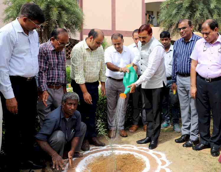 छात्रावास में विद्यार्थियों को पर्याप्त सुविधाएं उपलब्ध होः प्रो. नरसी राम बिश्नोई