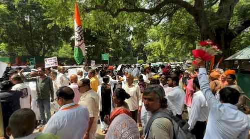 Cong workers celebrate outside party HQ, Kharge says govt should utilise time to work