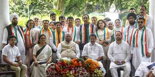 Several prominent leaders of Azad's DPAP & AAP from J&K join Congress