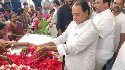 Leaders from different parties pay last respects to Gaddar