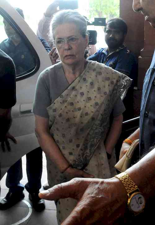 Sonia Gandhi leads from front amid Smriti Irani’s verbal attacks