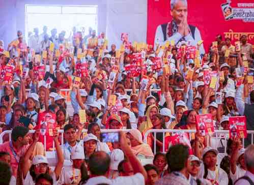 Ashok Gehlot distributes smart phones among women