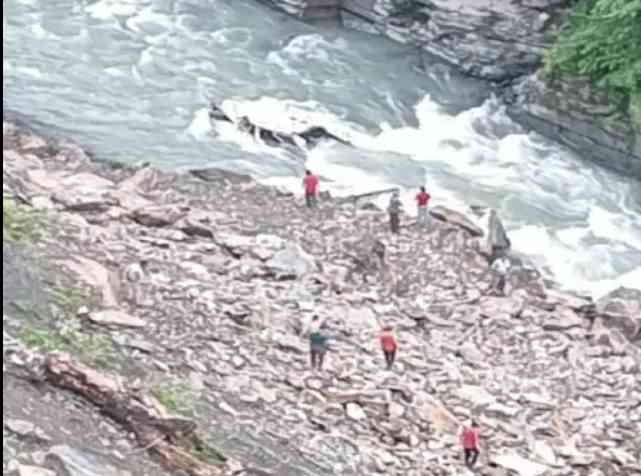 7 killed as police vehicle fell in river in Chamba district of HP