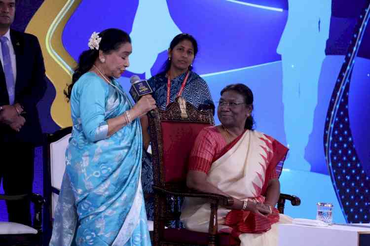 Asha Bhonsle sings Chura Liya Hai Tumne for President of India Droupadi Murmu
